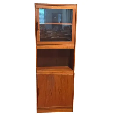 MID-CENTURY DANISH MODERN TEAK TWO-PIECE DISPLAY CABINET
This two-piece teak cabinet features a modular design consisting of a...