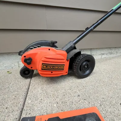 Sale Photo Thumbnail #372: Plug-in B&D edger, new blades included