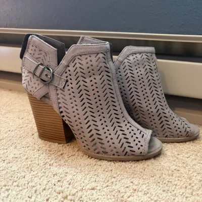 Sale Photo Thumbnail #86: Shoes lot, see pictures for sizes