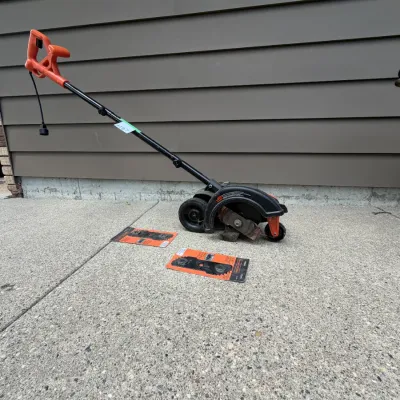 Sale Photo Thumbnail #373: Plug-in B&D edger, new blades included