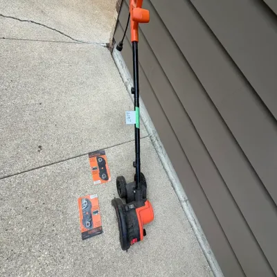 Sale Photo Thumbnail #374: Plug-in B&D edger, new blades included
