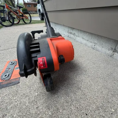 Sale Photo Thumbnail #375: Plug-in B&D edger, new blades included