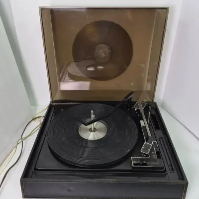 Vintage Juliette Turntable - Powers On