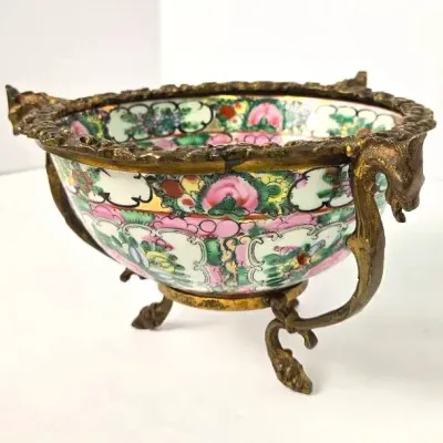 Rose Medallion Bowl in Dragon Mount