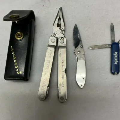 Leatherman Super Tool + 2 folding pocket knives