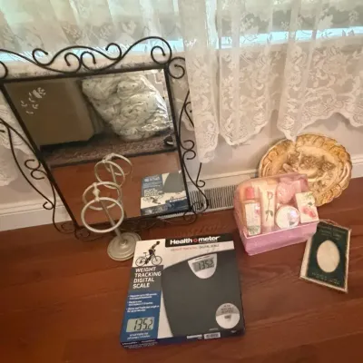 Bathroom Accessory Lot 