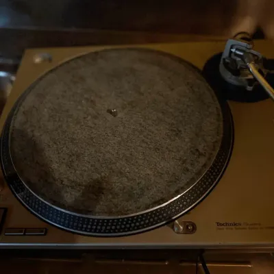 Vintage Technics Quartz direct-drive Turntable in a silver finish