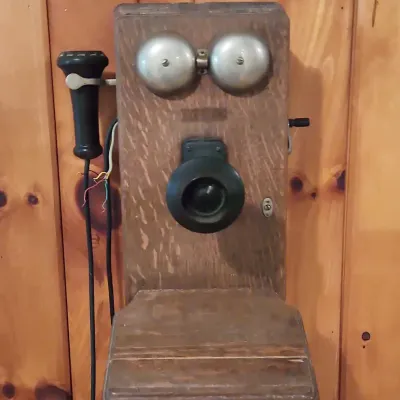 Antique Wooden Hand-Crank Eall Telephone