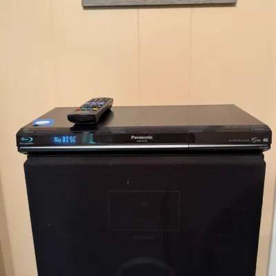 Panasonic DMP-BD35 Blu-ray DVD/CD Player w/ Original Remote – HDMI – Powers On (TVR)