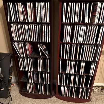 Large lot of dvd. And cabinets (Tvr)