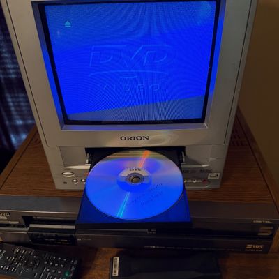 Vintage 2004 Orion TVDVD092 9" CRT TV/DVD Combo – Retro Gaming – Powers On