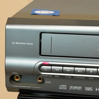 Magnavox MWD2205 4-Head VHS VCR/DVD Combo Player w/ Remote – Powers On