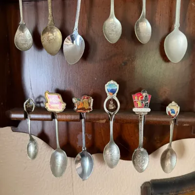 Vintage USA State & Travel Souvenir Spoon Collection – 18 Spoons w/ Wood Display Rack DR