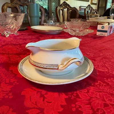 Homer Laughin Vintage Gravy Boat with Attached Base (DR)