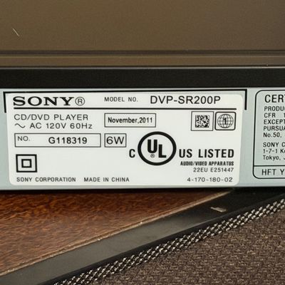 Sony DVP-SR200P Slim DVD/CD Player – Progressive Scan Dolby Digital – Powers On (Tvr)