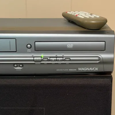 Magnavox MWD2205 4-Head VHS VCR/DVD Combo Player w/ Remote – Powers On