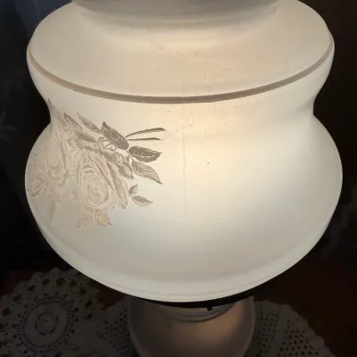 Vintage Gone With the Wind Style Frosted Glass Hurricane Lamp – Floral – Working