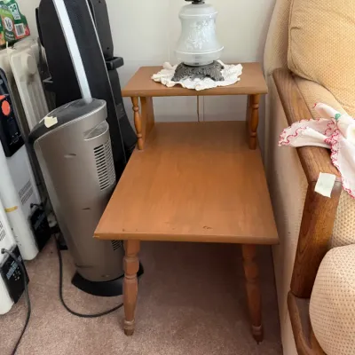 Vintage Early American Maple Two-Tier Step End Table – Turned Legs – Colonial Revival