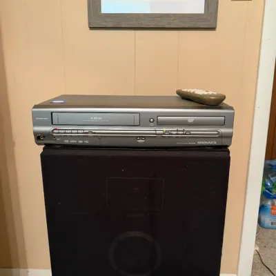 Magnavox MWD2205 4-Head VHS VCR/DVD Combo Player w/ Remote – Powers On