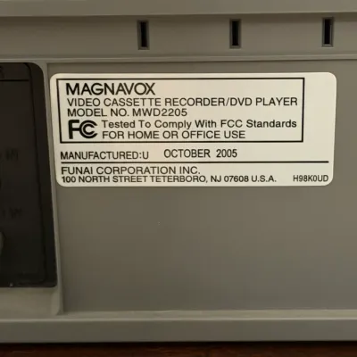 Magnavox MWD2205 4-Head VHS VCR/DVD Combo Player w/ Remote – Powers On