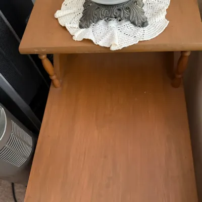 Vintage Early American Maple Two-Tier Step End Table – Turned Legs – Colonial Revival