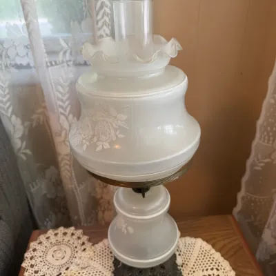 Vintage Gone With the Wind Style Frosted Glass Hurricane Lamp – Floral – Working
