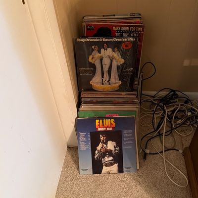 Large lot of albums. (Tvr)