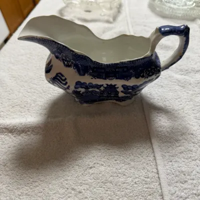 Antique Allerton’s England Blue Willow Gravy Boat – Scalloped Transferware c.1929–1942 Has a chip in bottom.
