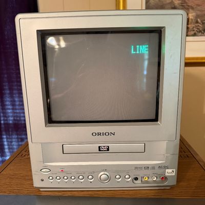 Vintage 2004 Orion TVDVD092 9" CRT TV/DVD Combo – Retro Gaming – Powers On
