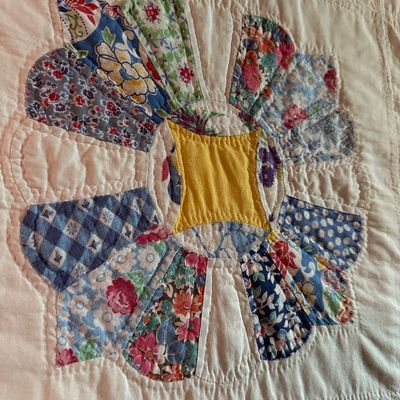 Hand-Stitched Dresden Plate Patchwork Quilt – Double Size