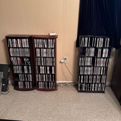 Large lot of dvd. And cabinets (Tvr)