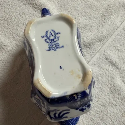 Antique Allerton’s England Blue Willow Gravy Boat – Scalloped Transferware c.1929–1942 Has a chip in bottom.