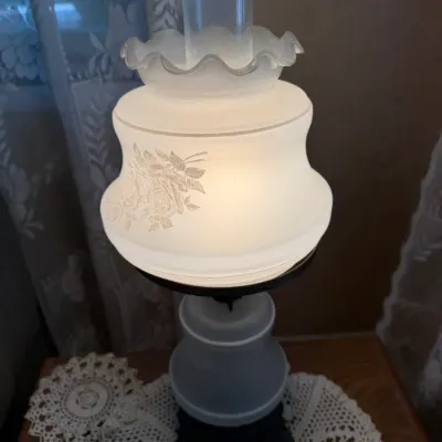 Vintage Gone With the Wind Style Frosted Glass Hurricane Lamp – Floral – Working