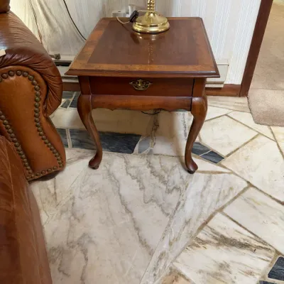 Traditional Queen Anne Style Cherry End Table with Drawer, Cabriole Legs & Brass Bail Pull – 27" x 22" x 22" (LR)