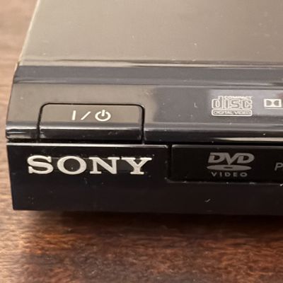 Sony DVP-SR200P Slim DVD/CD Player – Progressive Scan Dolby Digital – Powers On (Tvr)