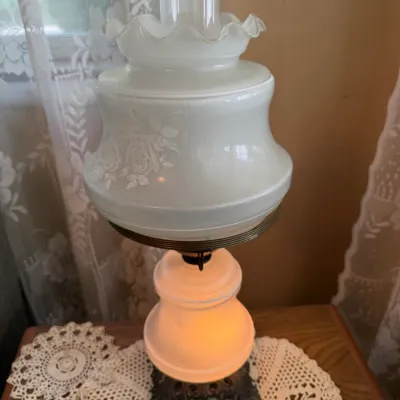 Vintage Gone With the Wind Style Frosted Glass Hurricane Lamp – Floral – Working