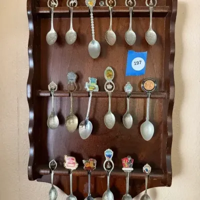 Vintage USA State & Travel Souvenir Spoon Collection – 18 Spoons w/ Wood Display Rack DR