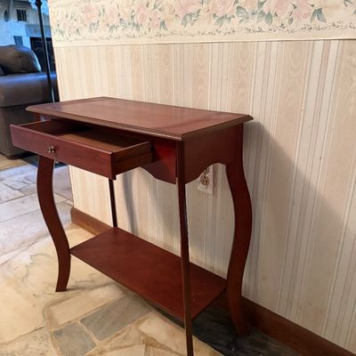 Traditional cabriole leg accent table-F