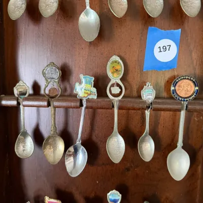 Vintage USA State & Travel Souvenir Spoon Collection – 18 Spoons w/ Wood Display Rack DR