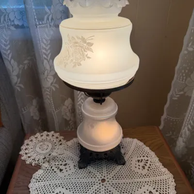 Vintage Gone With the Wind Style Frosted Glass Hurricane Lamp – Floral – Working
