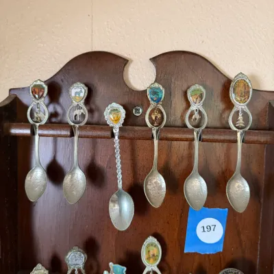 Vintage USA State & Travel Souvenir Spoon Collection – 18 Spoons w/ Wood Display Rack DR