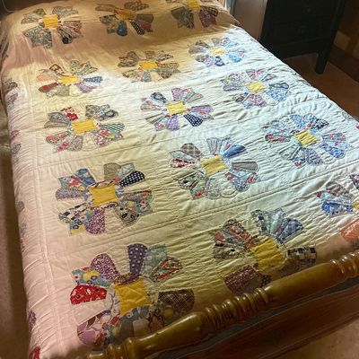 Hand-Stitched Dresden Plate Patchwork Quilt – Double Size