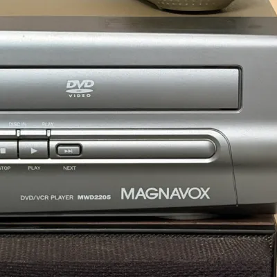 Magnavox MWD2205 4-Head VHS VCR/DVD Combo Player w/ Remote – Powers On