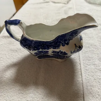 Antique Allerton’s England Blue Willow Gravy Boat – Scalloped Transferware c.1929–1942 Has a chip in bottom.
