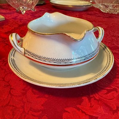 Homer Laughin Vintage Gravy Boat with Attached Base (DR)