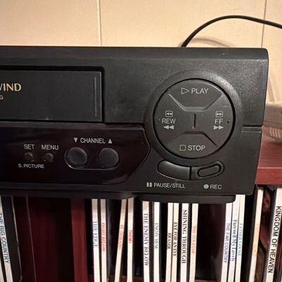Sharp VC-H992U 4-Head Hi-Fi Stereo VHS VCR – Rapid Rewind – Powers On