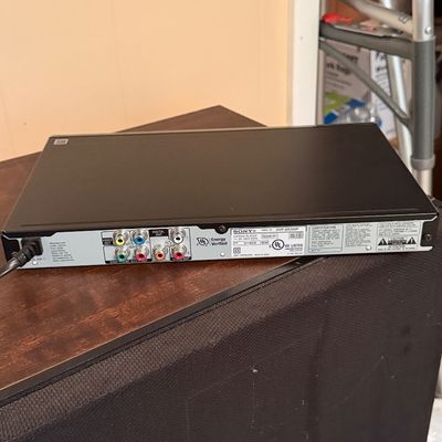 Sony DVP-SR200P Slim DVD/CD Player – Progressive Scan Dolby Digital – Powers On (Tvr)