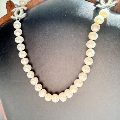 Beautiful vintage pearl type collar necklace