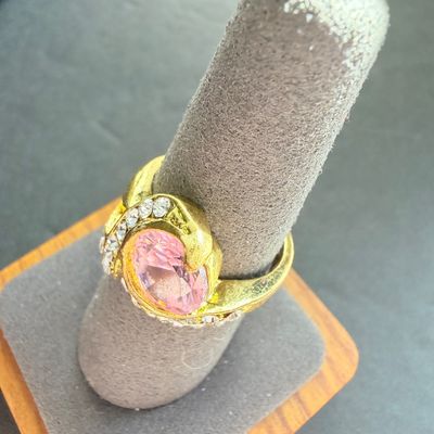 Gold tone unmarked beautiful ring