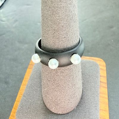 Black pearl type ring